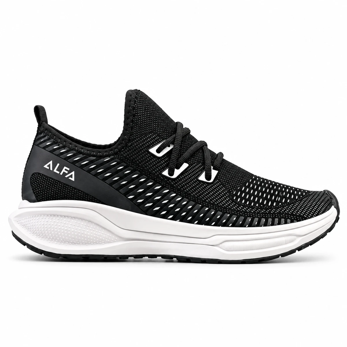 Tênis feminino preto com cadarço e solado branco